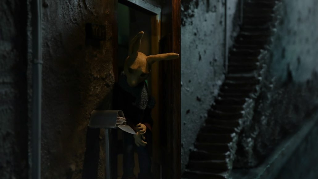 Mr. Rabbit's Doll Stop Motion Charakter verlässt seine Wohnung in einer düsteren Stadt