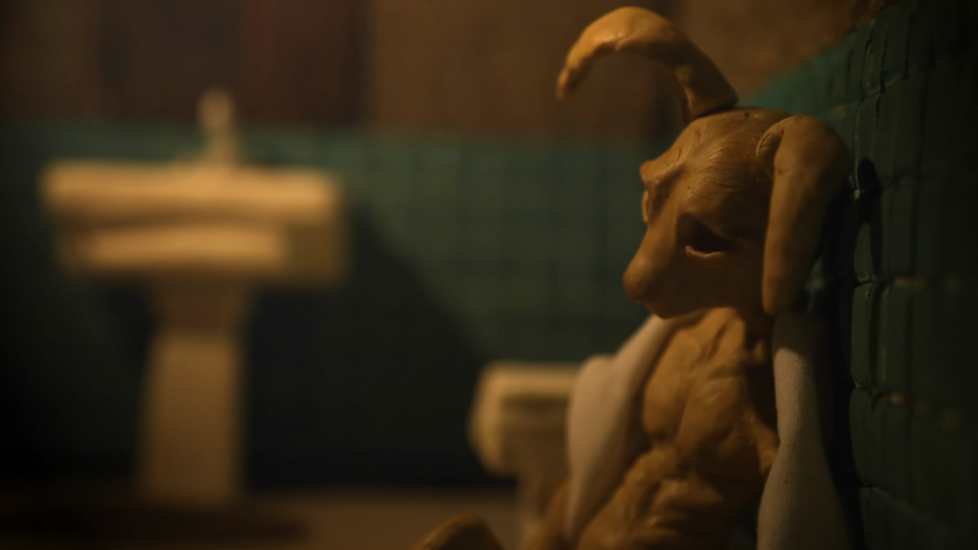 Puppe der Stop Motion Animation Mr. Rabbit's Doll sitzt auf dem Boden des Badezimmers