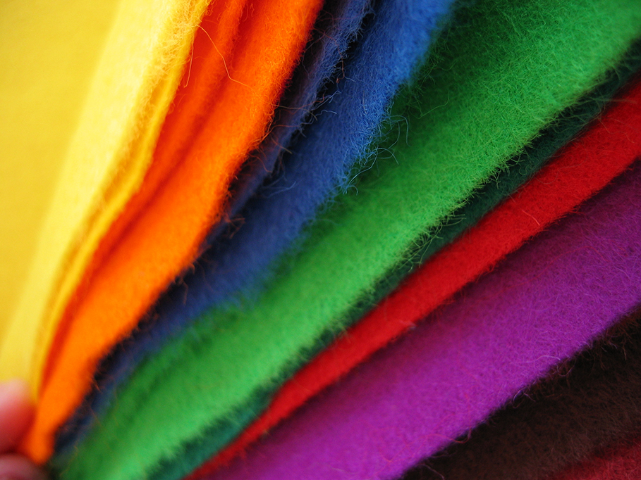 Beispiel von farbigen Filsblättern in gelb, orange, blau, grün, rot und violett