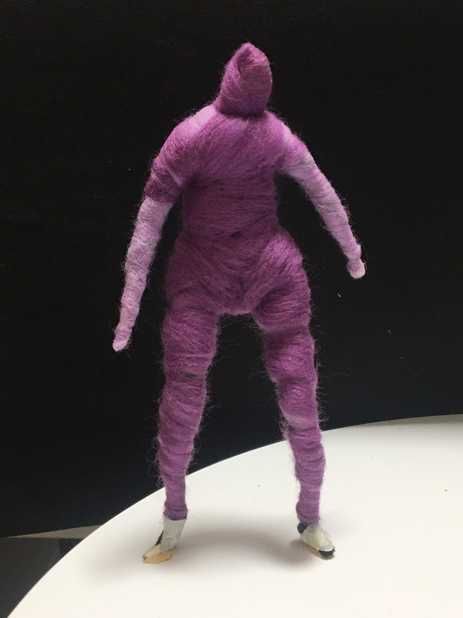 Filzwolle Stop Motion Charakter aus dem Film Neverland steht auf einem Tisch
