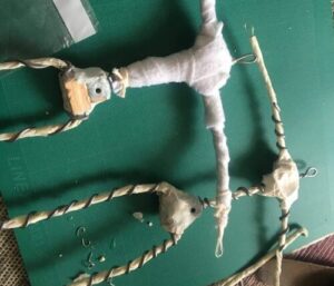 DIY Drahtgestelle als Armaturen für Puppen