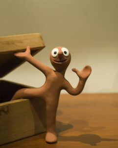 Ardman Animations Stop Motion Figur Morph steigt aus einer Kiste