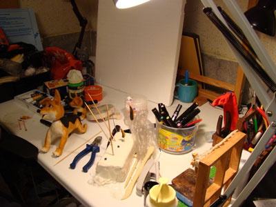 Stop Motion Werkstatt mit Werkzeugen, Material und Stop Motion Puppe Omid