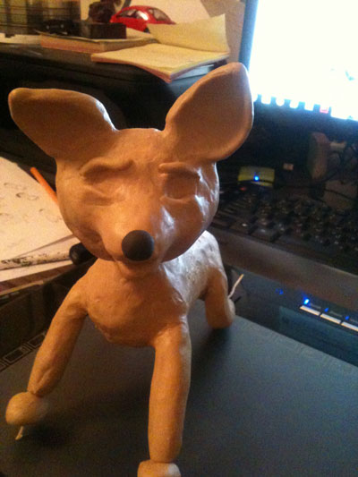 Braune Plastilin Puppe eines Hundes