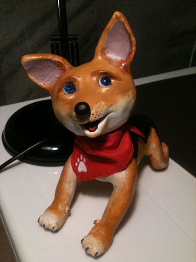 Plastilin Stop Motion Puppe eines Hundes mit Schal