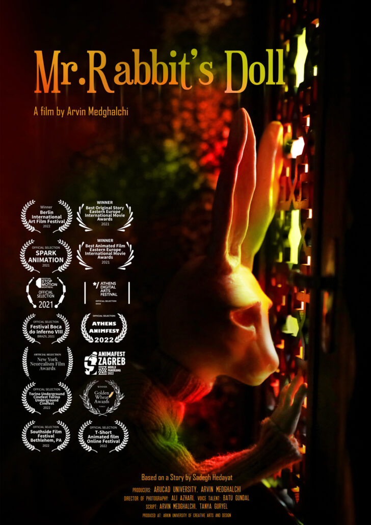 Filmposter zu Mr. Rabbit's doll, zeigt eine Stop Motion Puppe eines Hasenmenschen, die durch ein Fenster schaut