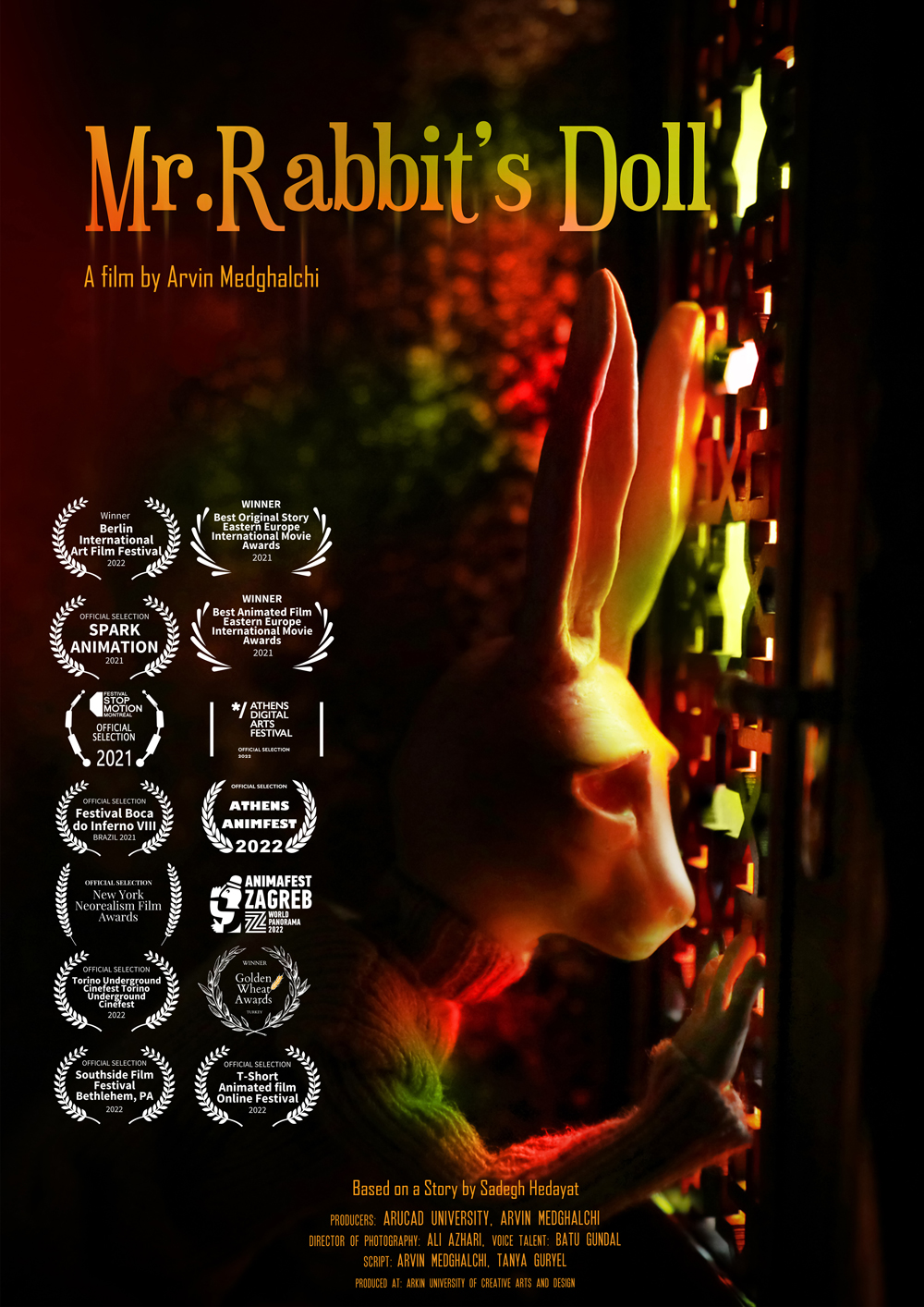 Filmposter zu Mr. Rabbit's doll, zeigt eine Stop Motion Puppe eines Hasenmenschen, die durch ein Fenster schaut